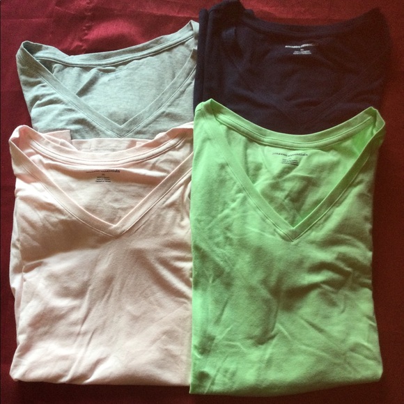 NWOT- Set of 4 - Amazon Essentials V-Neck TShirts - Picture 1 of 5